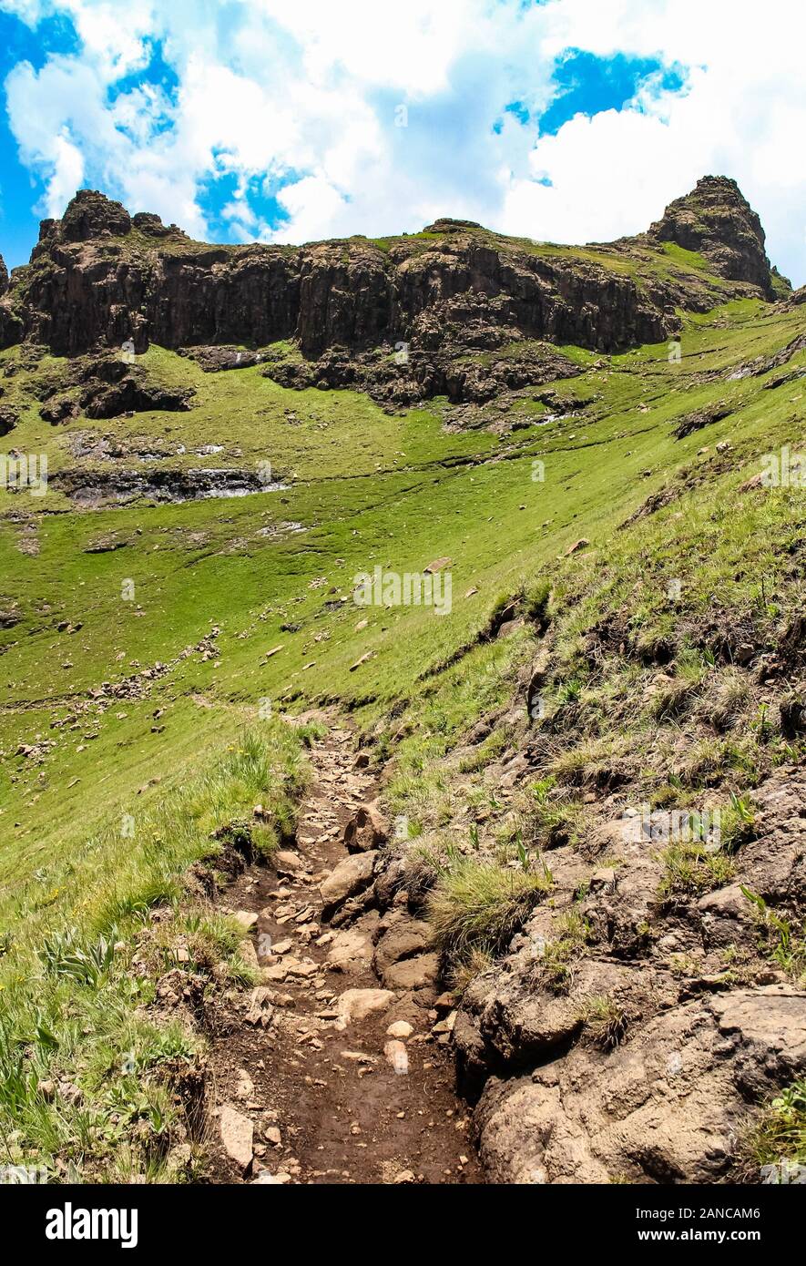 Ein schmaler Wanderweg in den Drakensberger Bergen von Lesotho im südlichen Afrika. Stockfoto