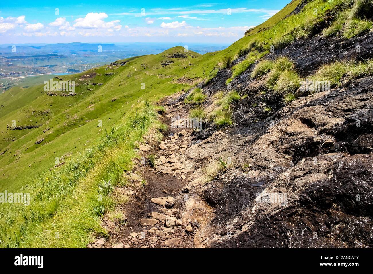 Ein schmaler Wanderweg in den Drakensberger Bergen von Lesotho im südlichen Afrika. Stockfoto