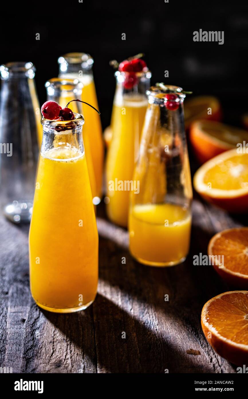 Gesund Saft aus frischen Orangen. Frühstück der Champions. Lecker Essen und Getränke Stockfoto