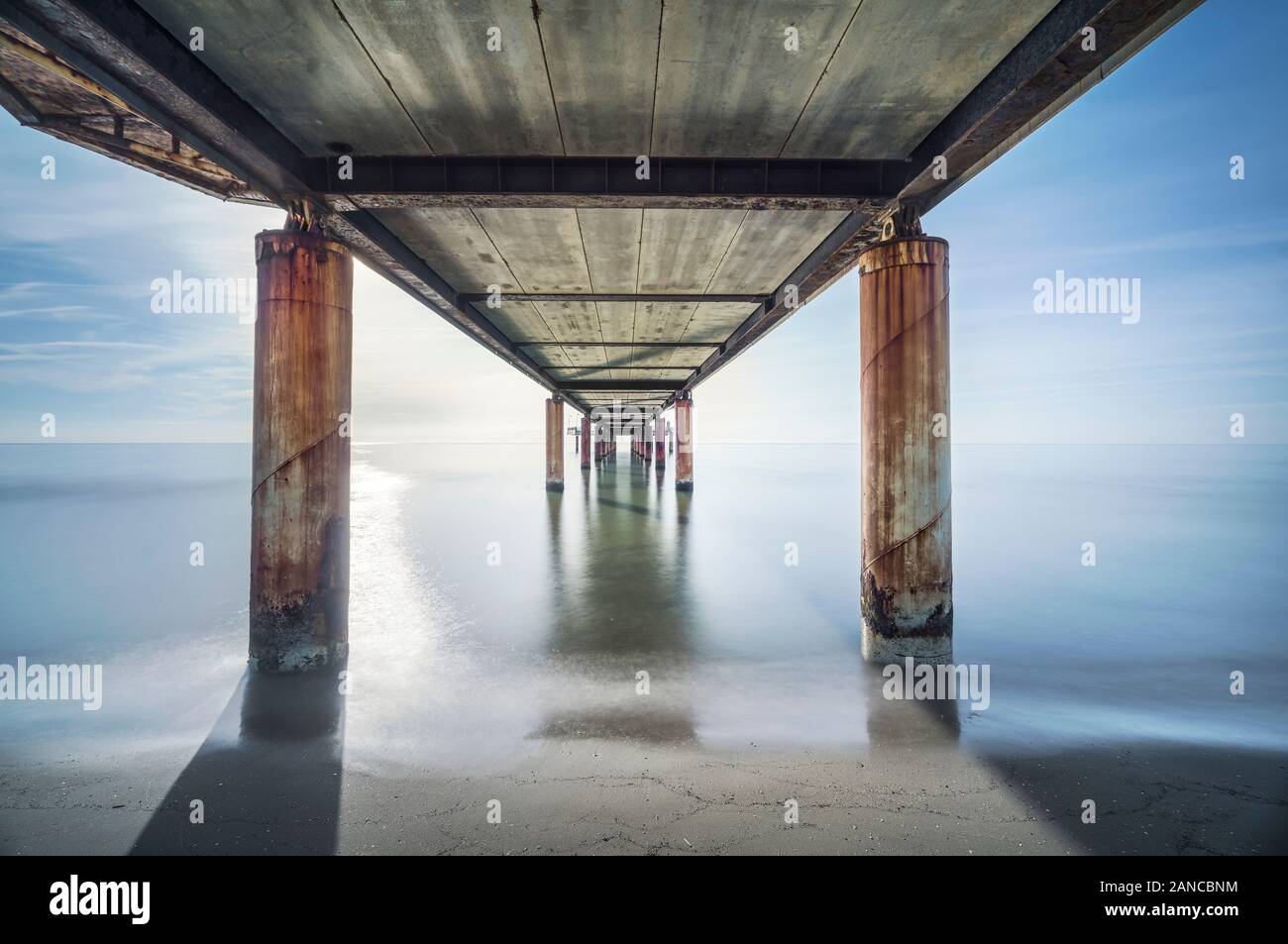 Pier oder Steg von unten, der Strand und das Meer von Marina di Pietrasanta gesehen. Versilia Lucca Toskana Italien Stockfoto