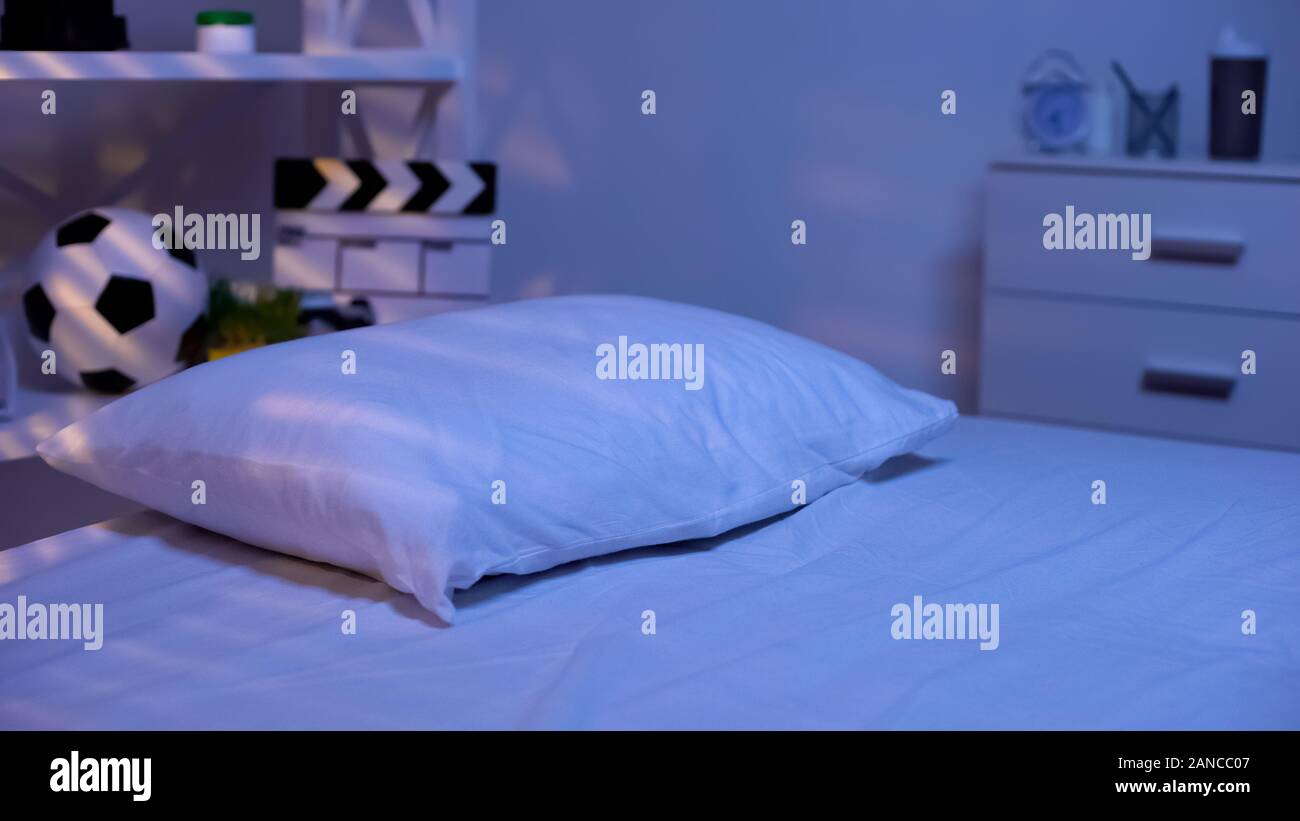 Abenddämmerung Schlafzimmer der Teenager, bequeme Bettwäsche, gemütlich  schlafen Stockfotografie - Alamy