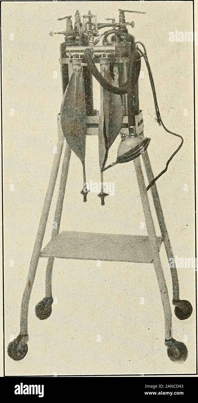 Anästhesie. e der genaue Prozentsatz ofoxygen gegeben. Dies betrachten wir asunnecessary. Es ist ganz einfach direkt aus dem oxygencylinder genau die richtige Ununterbrochenemsitzen dieses Gas zu jedem Beutel von nitrousoxid hinzufügen. Die Patienten, die Farbe ist ein Ex-Trem empfindlicher Indikator für theamount von Sauerstoff erhält er. Unsere Regel ist nur enoughoxygen zu halten die Patienten colorfree der am wenigsten Tönung von zyanose geben. Die Aufwendigsten Gerät für reg-ulating die Prozentsätze der twogases kann nichts anderes tun, Thanthis. Alles, was zum Erfolg notwendig - vollständig aufrecht chirurgischen anesthesiawith Stickoxid und Sauerstoff durchdie Stockfoto