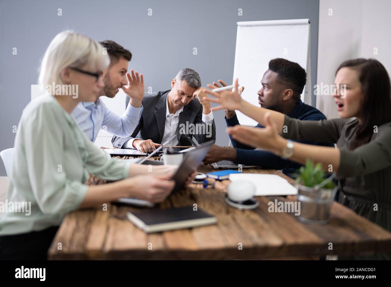 Frustriert Geschäftsmann während einer Konferenz im Amt Stockfoto