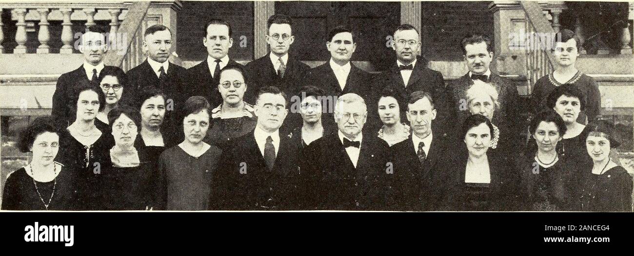 Der Index. ofessor Schroeder als Faculty Advisor. Während des Schuljahres 1920-21 der Große Rat der Kappa Delta Pi waspetitioned für ein Kapitel auf Normal. Die Petition wurde von zwölf Stu unterzeichnet - Dellen: Lewis Bowyer, Clara Farren, Regina Connell, Mabel Crompton, ZoeGarlough, Lela Gipson, Edna Killough, Gilbert Nelson, Esther Runeberg, LTnderbrink HelenShuman, Henry, und Florenz Wynd. Das Kapitel wurde grantedand diese zwölf wurde die Charta Mitglieder. Bevor das Kapitel wurde installedthe Charta Mitglieder gewählt und andere, die den Anforderungen formembership Met. Das Kapitel, jetzt bekannt als Mu Stockfoto