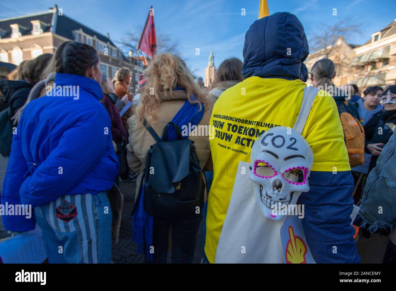 Grote Markt, Den Haag, Niederlande, Donnerstag, den 16. Januar. 2020. Aussterben Rebellion - Den Haag und Aussterben Rebellion - Rotterdam, sich zusammengetan, um diesem Nachmittag und marschierte auf die australische Botschaft in Den Haag, seine Botschafter in den Niederlanden Herr Matthew E K Neuhaus zu richten; die unzureichende Reaktion der australischen Regierung zum Klimawandel zu protestieren. Vergangenen Wochen gesehen haben tausende Tiere Leiden und Sterben und traumatisierten iconic Säugetiere, indigenen nur nach Australien. Credit: Charles M Vella/Alamy leben Nachrichten Stockfoto
