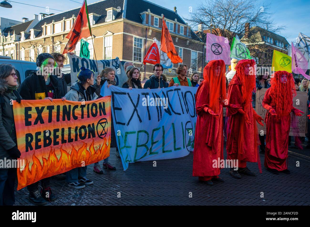 Grote Markt, Den Haag, Niederlande, Donnerstag, den 16. Januar. 2020. Aussterben Rebellion - Den Haag und Aussterben Rebellion - Rotterdam, sich zusammengetan, um diesem Nachmittag und marschierte auf die australische Botschaft in Den Haag, seine Botschafter in den Niederlanden Herr Matthew E K Neuhaus zu richten; die unzureichende Reaktion der australischen Regierung zum Klimawandel zu protestieren. Vergangenen Wochen gesehen haben tausende Tiere Leiden und Sterben und traumatisierten iconic Säugetiere, indigenen nur nach Australien. Credit: Charles M Vella/Alamy leben Nachrichten Stockfoto