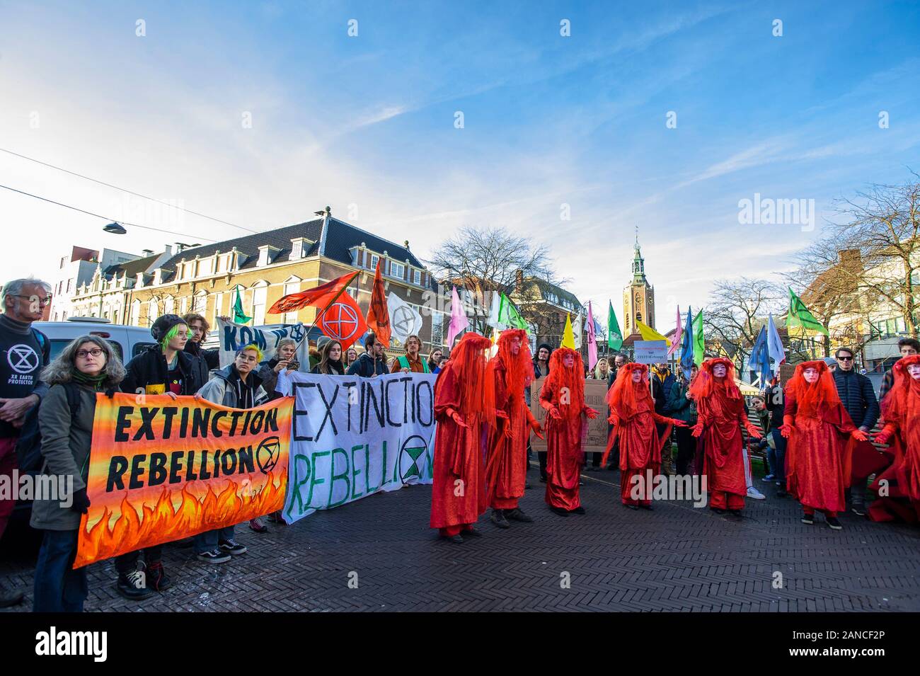 Grote Markt, Den Haag, Niederlande, Donnerstag, den 16. Januar. 2020. Aussterben Rebellion - Den Haag und Aussterben Rebellion - Rotterdam, sich zusammengetan, um diesem Nachmittag und marschierte auf die australische Botschaft in Den Haag, seine Botschafter in den Niederlanden Herr Matthew E K Neuhaus zu richten; die unzureichende Reaktion der australischen Regierung zum Klimawandel zu protestieren. Vergangenen Wochen gesehen haben tausende Tiere Leiden und Sterben und traumatisierten iconic Säugetiere, indigenen nur nach Australien. Credit: Charles M Vella/Alamy leben Nachrichten Stockfoto