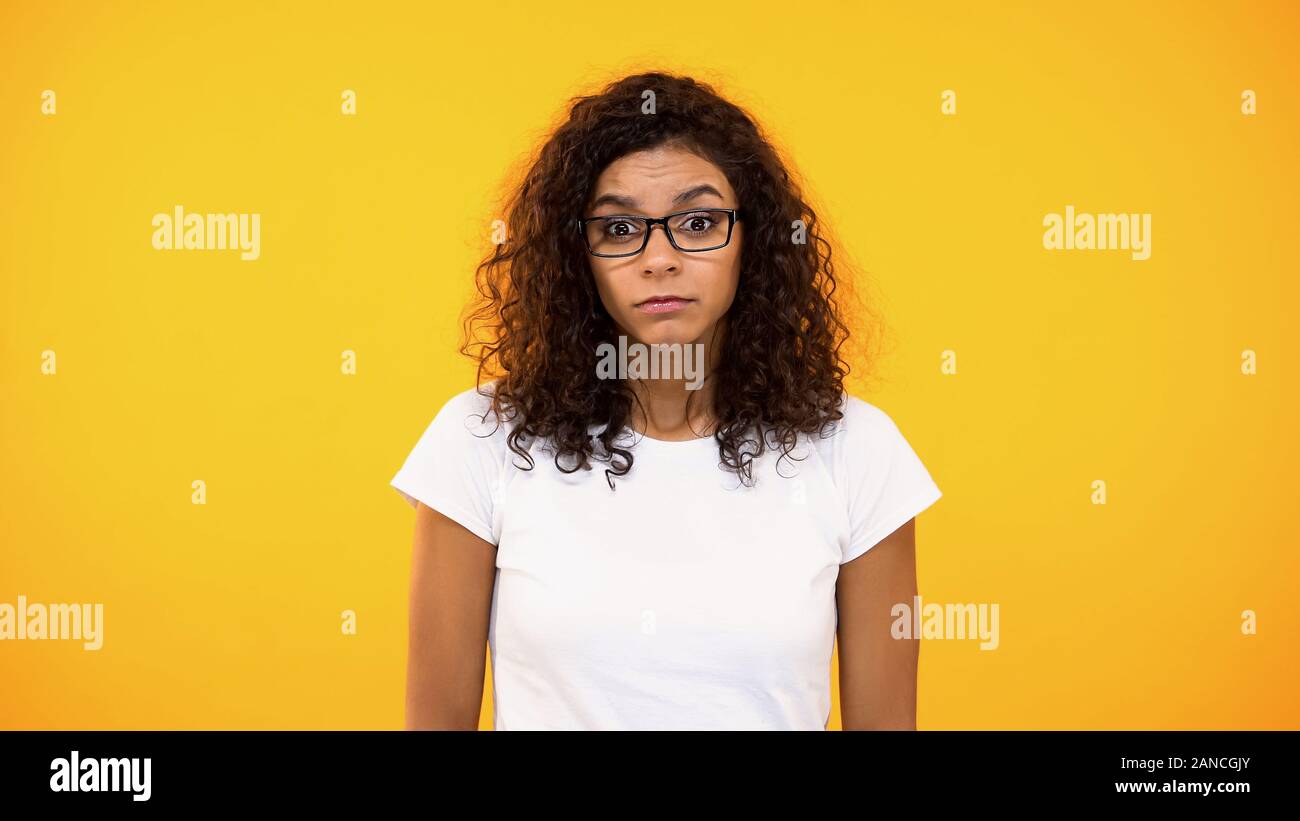 Schockiert, Studentin im weißen T-Shirt und Brillen, Kamera, staunen Stockfoto