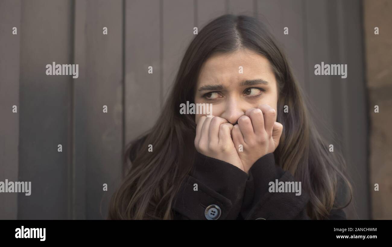 Mädchen plötzlich Gefühl unkontrollierten Angriff der Angst in Street, psychische Störungen Stockfoto