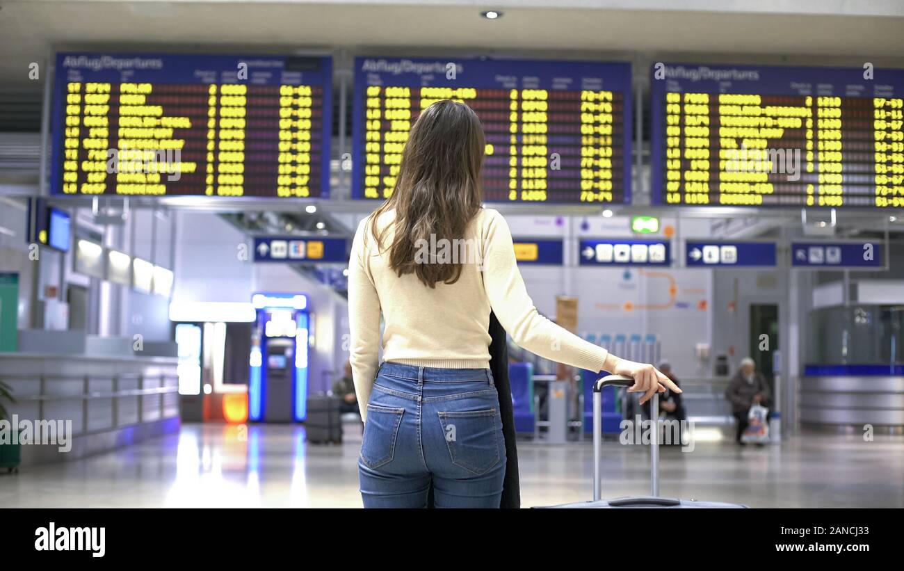 Weibliche Reisende bei der Abreise Check-in Informationen im Flughafen, Reise Stockfoto