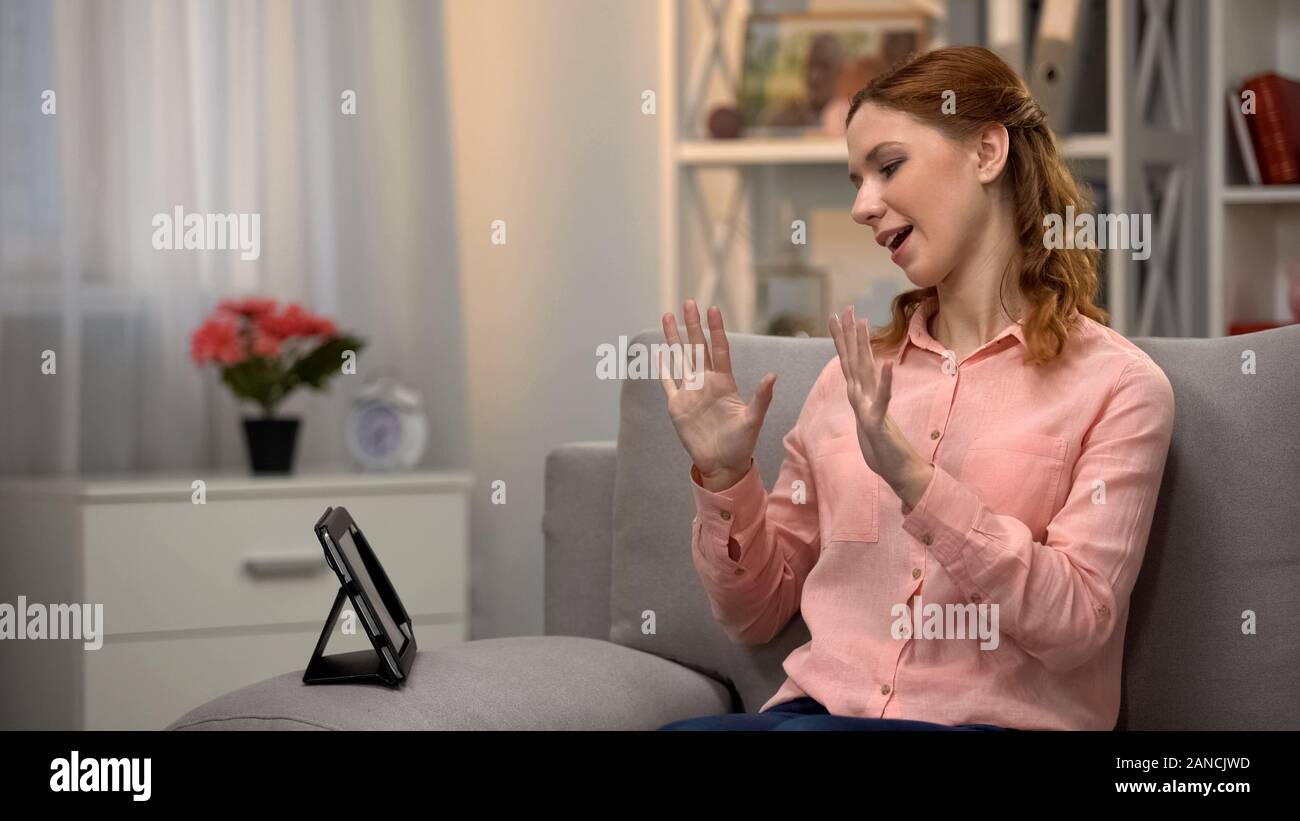 Lady Kommunikation von asl Gesten mit Freund über Tablet, Sprache für Gehörlose Stockfoto