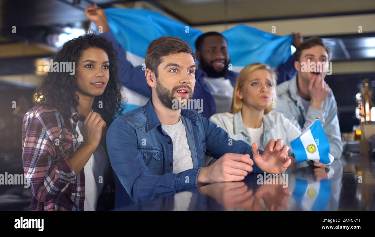 Gruppe von besorgt argentinischen Fans mit Flag Team bei der Meisterschaft Stockfoto