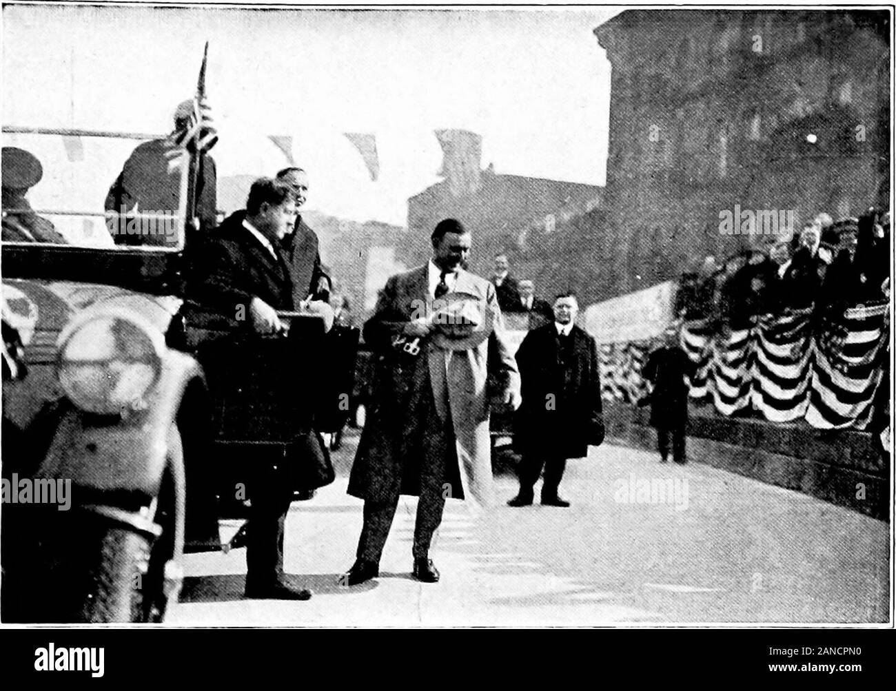 Der lokale Verbesserungen: Die Stadt Chicago. M. William Hale Thompson, Bürgermeister, schneiden die Multifunktionsleiste Barriere; M. J. Faherty, Präsident des Verwaltungsrates der lokalen Verbesserungen; Eugene Hecht, City Comptroller; Charlei Wacker, Vorsitzender Chicago Plan der Kommission. Stockfoto