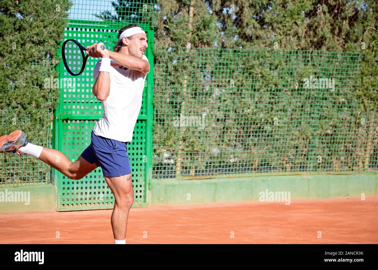 Murcia, Spanien, 26. Dezember 2019: Mario Vilella Martínez spanischer Tennisprofi, der sich auf einem Sandplatz auf ein Tennismatch vorbereitet. Sein bestes ATP Stockfoto