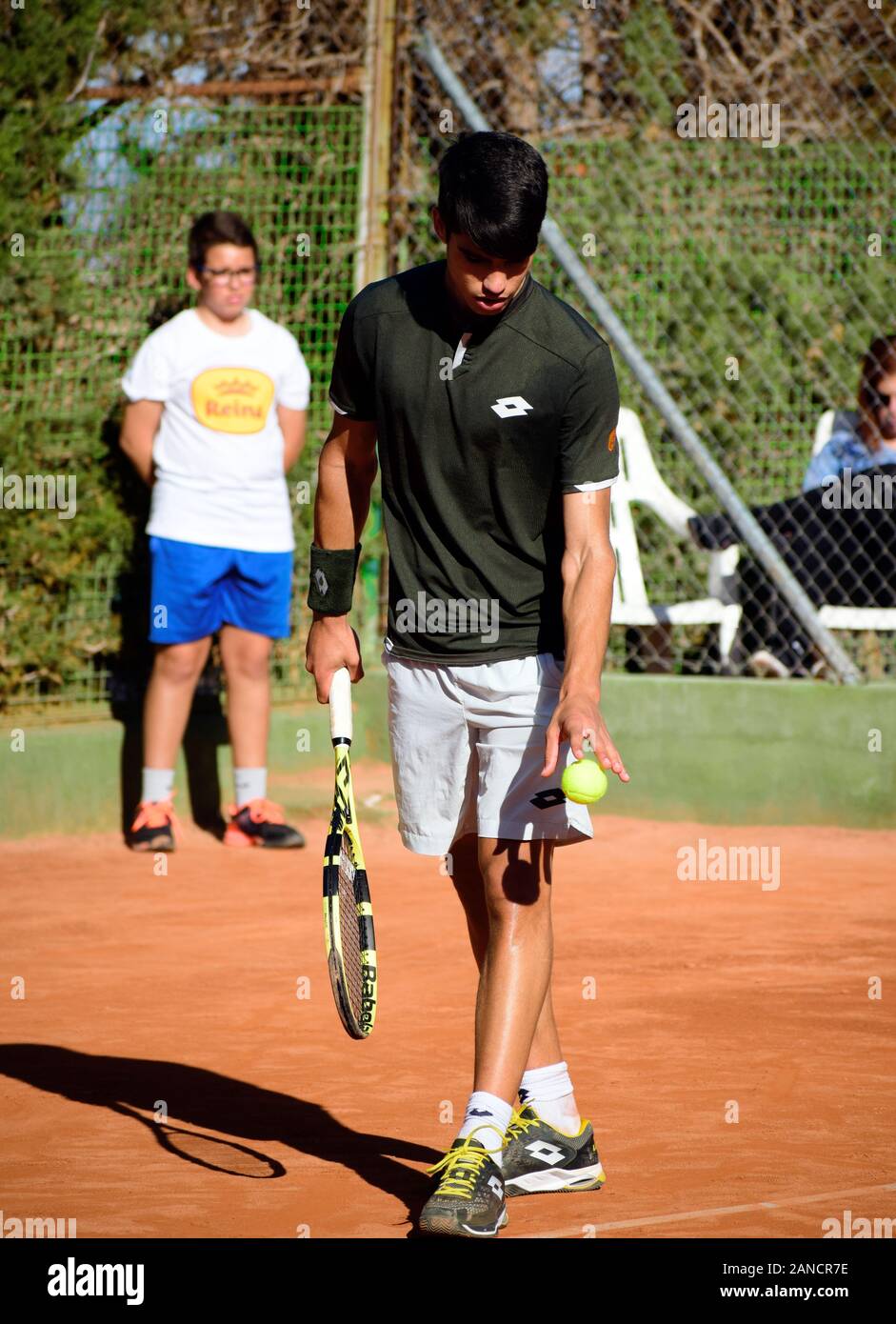 Murcia, Spanien, 26. Dezember 2019: Carlos Alcaraz Garfía spanischer Tennisspieler, der sich auf einem Sandplatz auf ein Tennismatch vorbereitet. Stockfoto