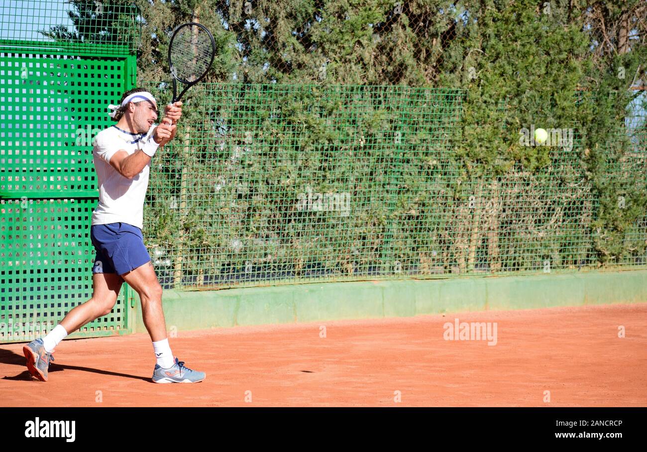 Murcia, Spanien, 26. Dezember 2019: Mario Vilella Martínez spanischer Tennisprofi, der sich auf einem Sandplatz auf ein Tennismatch vorbereitet. Sein bestes ATP Stockfoto
