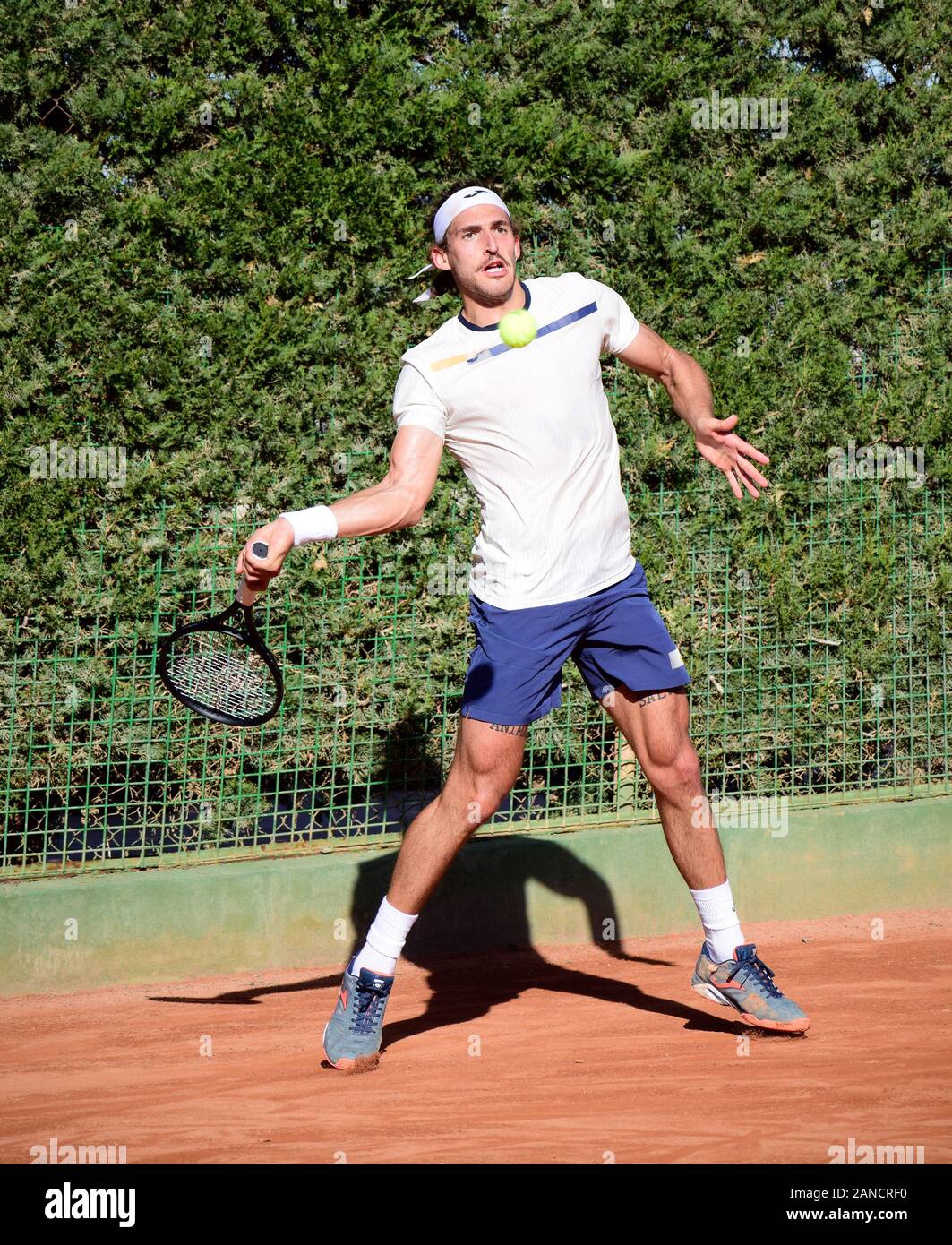 Murcia, Spanien, 26. Dezember 2019: Mario Vilella Martínez spanischer Tennisprofi, der sich auf einem Sandplatz auf ein Tennismatch vorbereitet. Sein bestes ATP Stockfoto