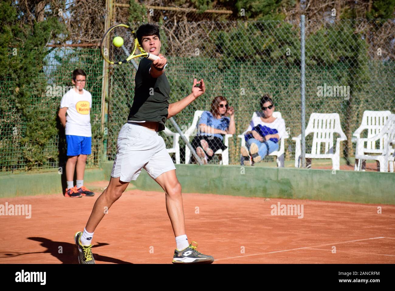 Murcia, Spanien, 26. Dezember 2019: Carlos Alcaraz Garfía spanischer Tennisspieler, der sich auf einem Sandplatz auf ein Tennismatch vorbereitet. Stockfoto