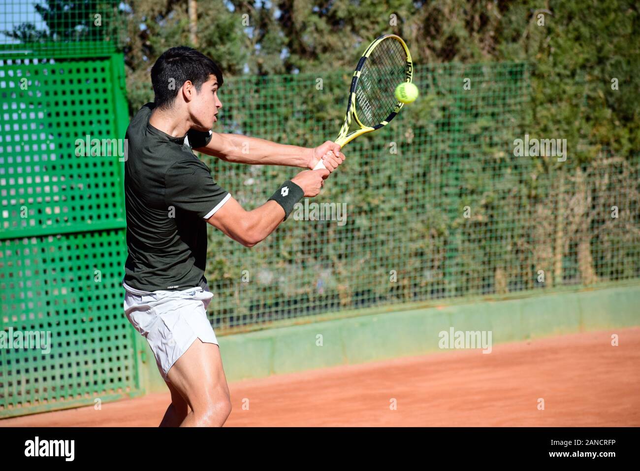 Murcia, Spanien, 26. Dezember 2019: Carlos Alcaraz Garfía spanischer Tennisspieler, der sich auf einem Sandplatz auf ein Tennismatch vorbereitet. Stockfoto