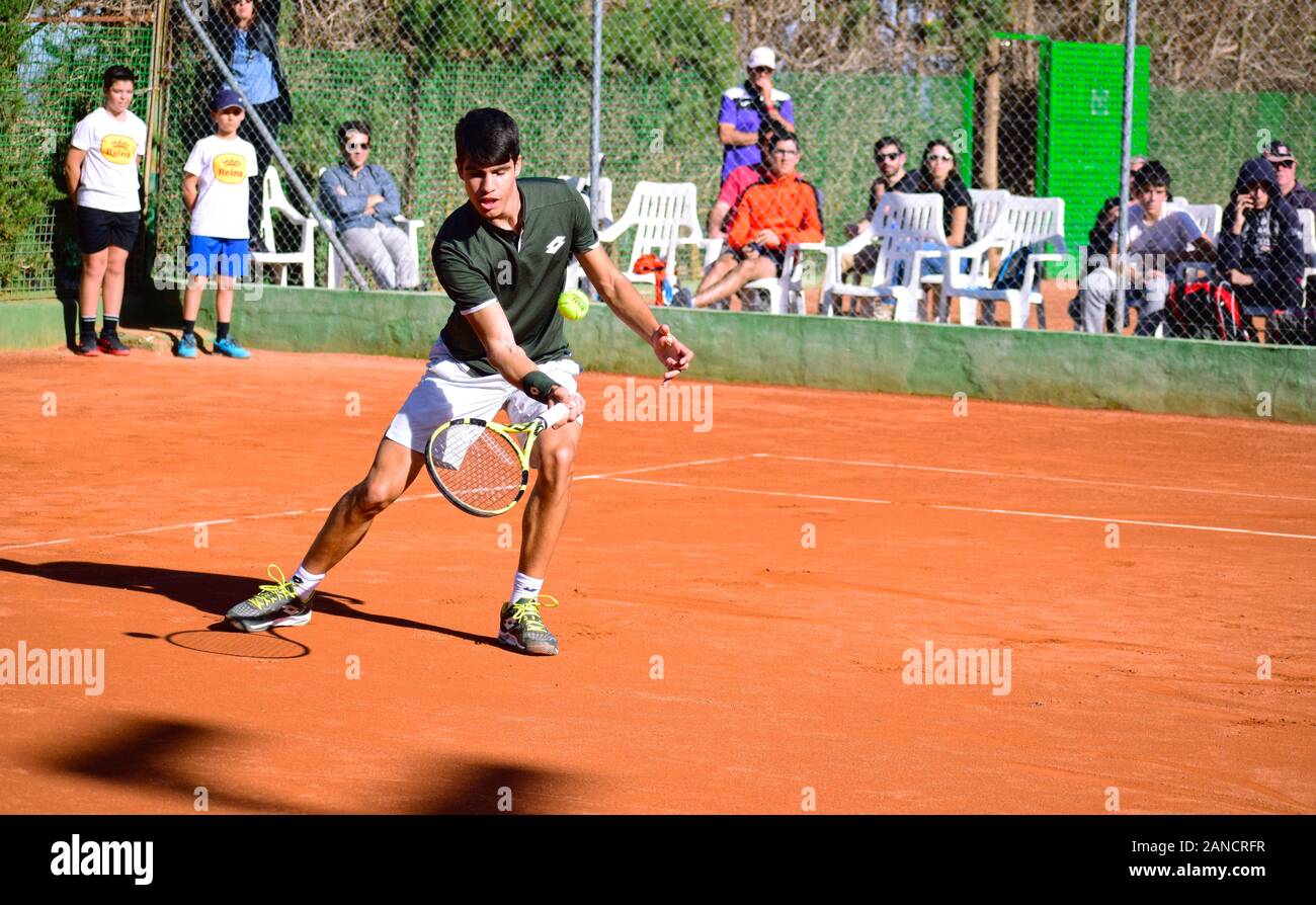 Murcia, Spanien, 26. Dezember 2019: Carlos Alcaraz Garfía spanischer Tennisspieler, der sich auf einem Sandplatz auf ein Tennismatch vorbereitet. Stockfoto