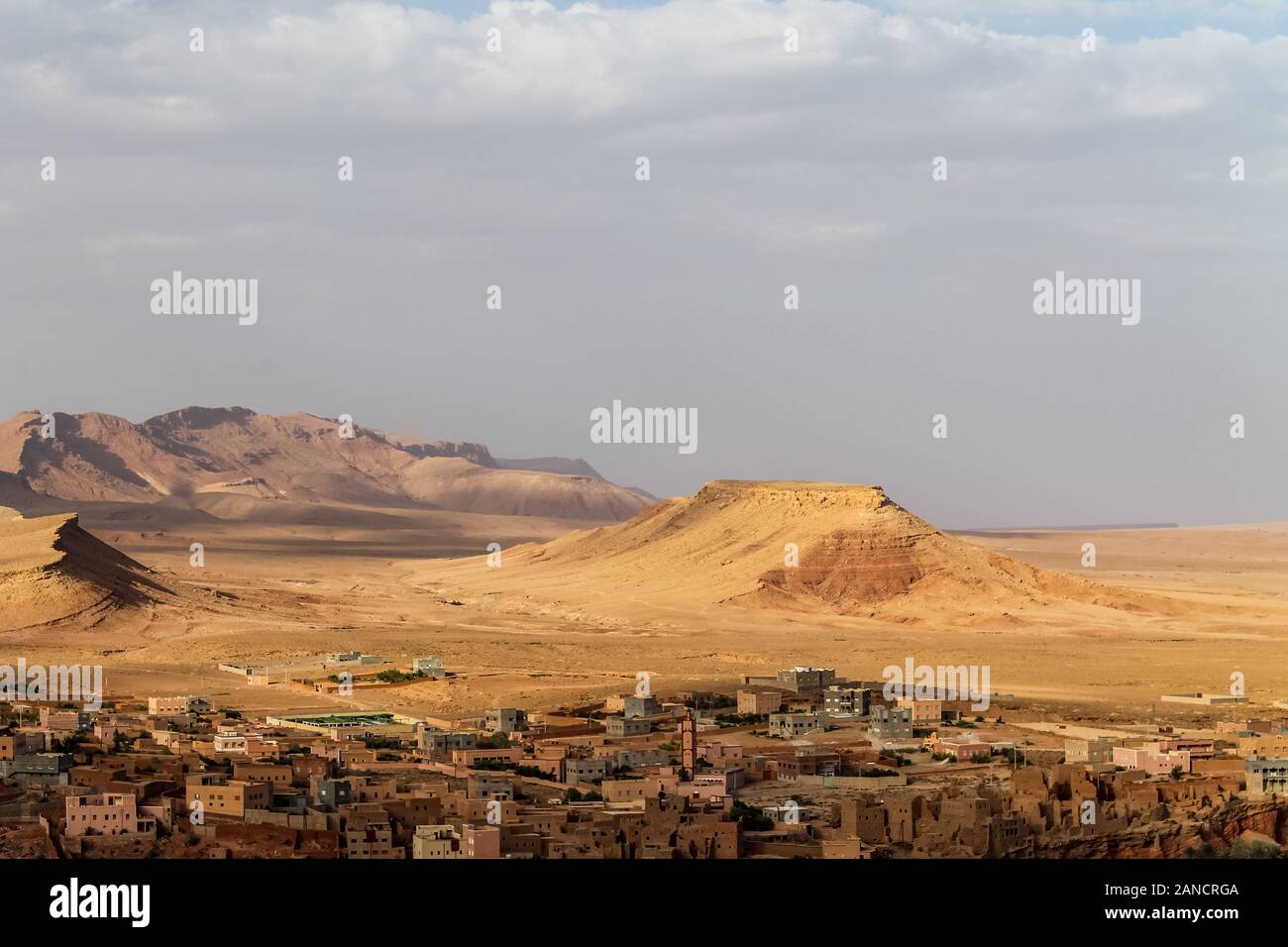 Panoramablick auf die Oase von Tinghir in der Dades Tal in der Nähe des ek Tondra, Fluss im südlichen Marokko. Stockfoto