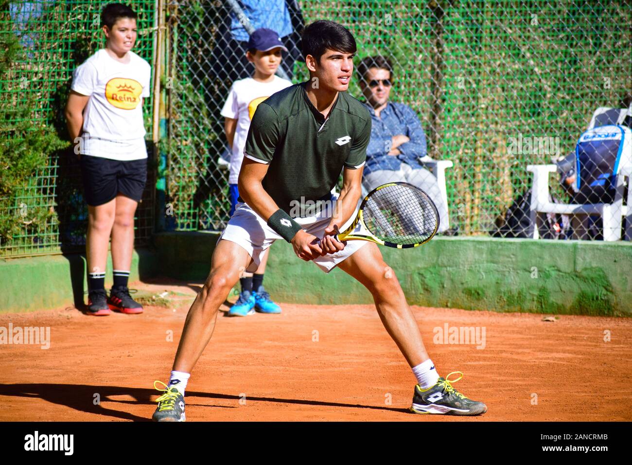 Murcia, Spanien, 26. Dezember 2019: Carlos Alcaraz Garfía spanischer Tennisspieler, der sich auf einem Sandplatz auf ein Tennismatch vorbereitet. Stockfoto