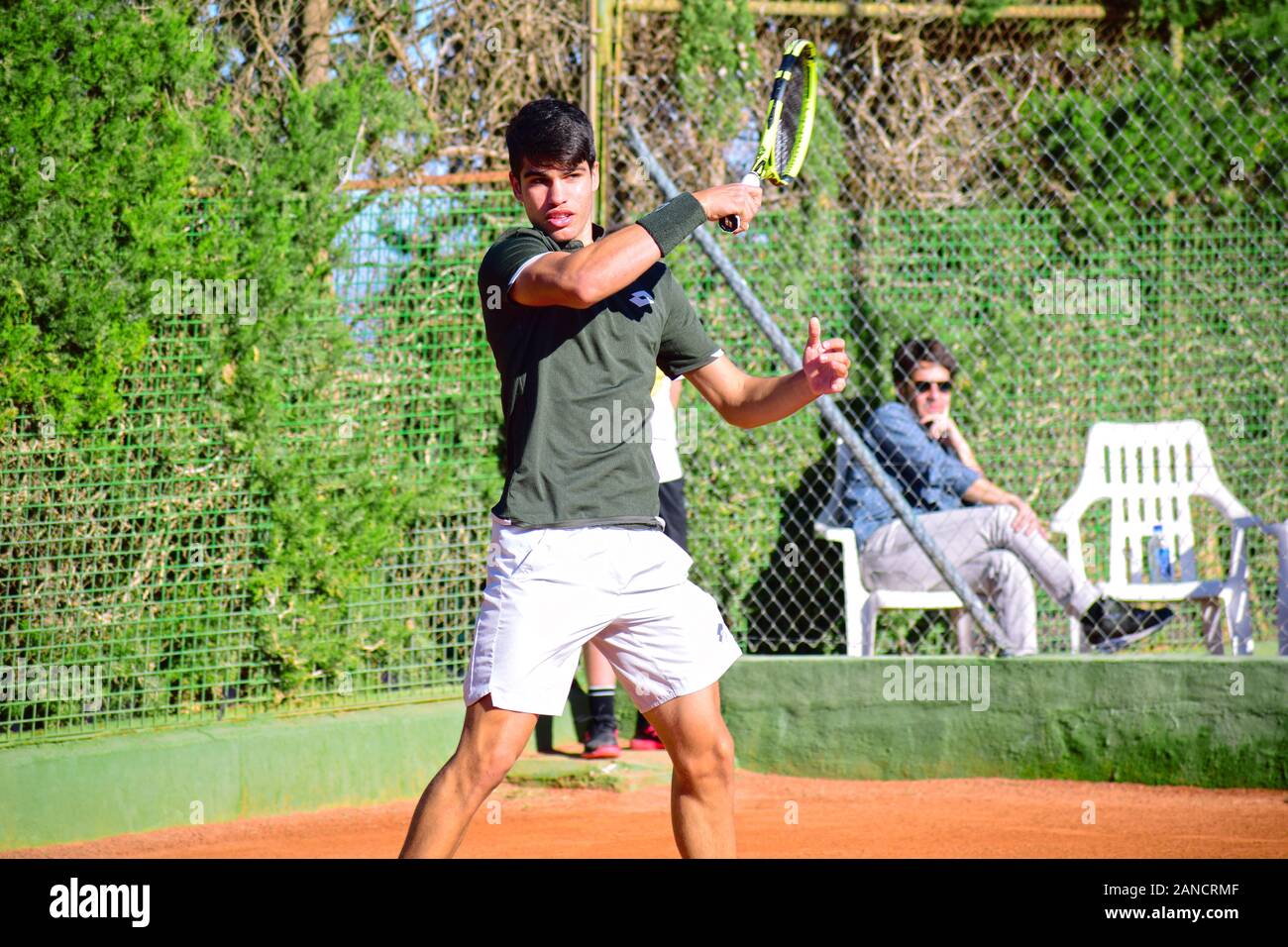 Murcia, Spanien, 26. Dezember 2019: Carlos Alcaraz Garfía spanischer Tennisspieler, der sich auf einem Sandplatz auf ein Tennismatch vorbereitet. Stockfoto