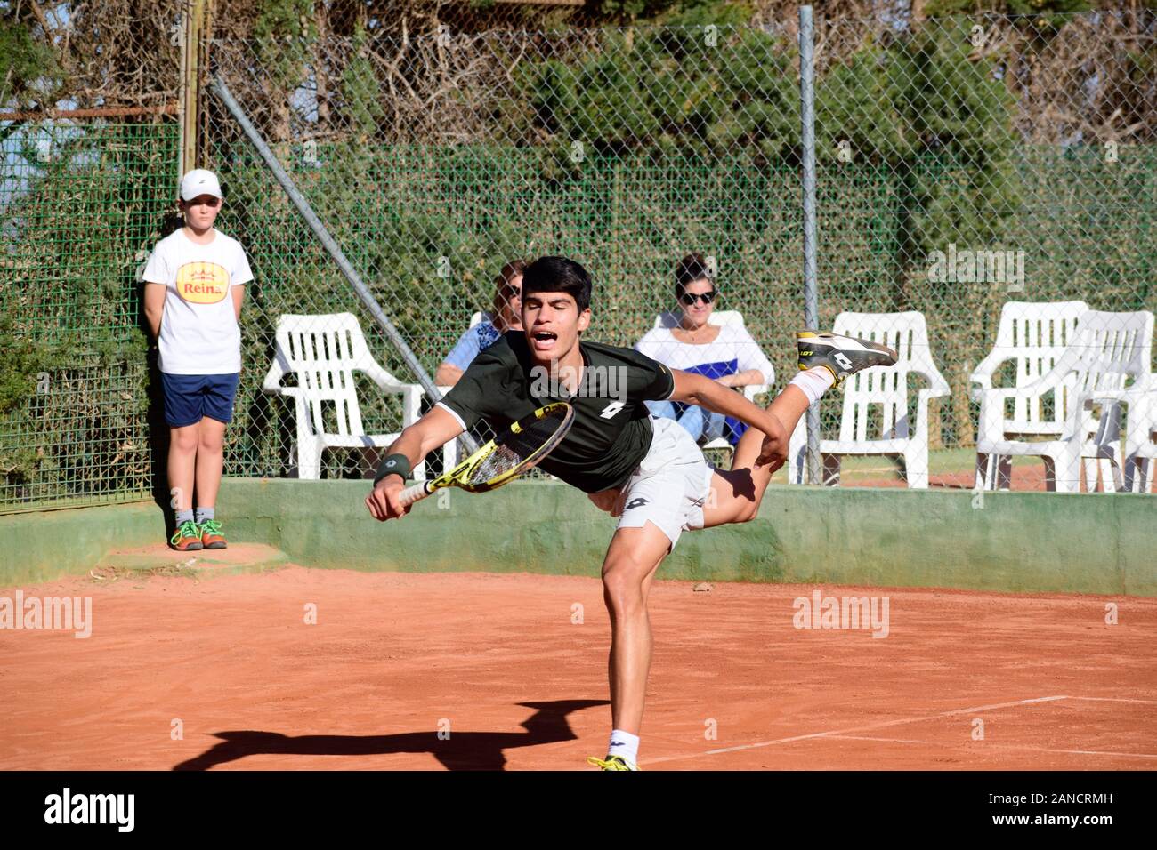 Murcia, Spanien, 26. Dezember 2019: Carlos Alcaraz Garfía spanischer Tennisspieler, der sich auf einem Sandplatz auf ein Tennismatch vorbereitet. Stockfoto