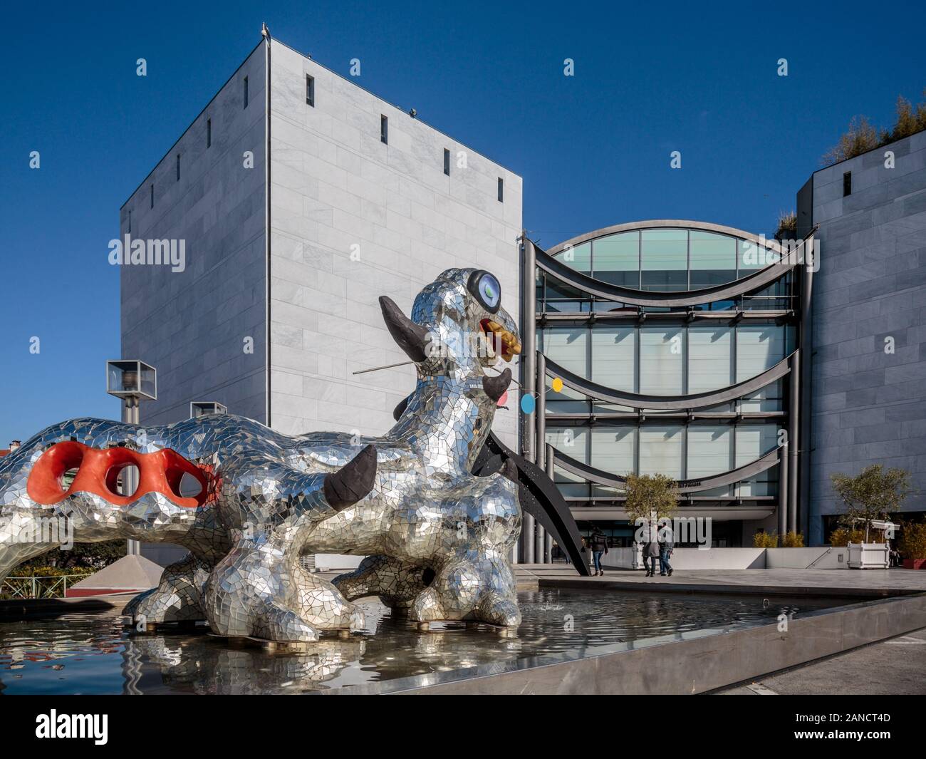 Das Monster von Loch Ness von Niki de Saint-Phalleon, Musée d'Art moderne et d'Art contemporain, Nizza, französische Riviera, Cote d'Azur, Frankreich. Stockfoto