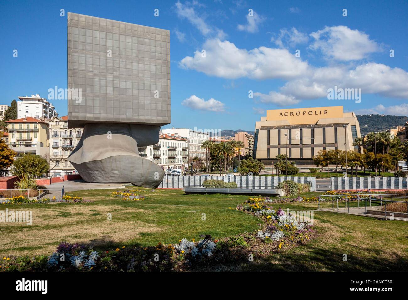 Kongresszentrum Akropolis und Bibliothek Louis Nucéra des Bildhauers Sacha Sosno, Nizza, französische Riviera, Cote d'Azur, Frankreich. Stockfoto