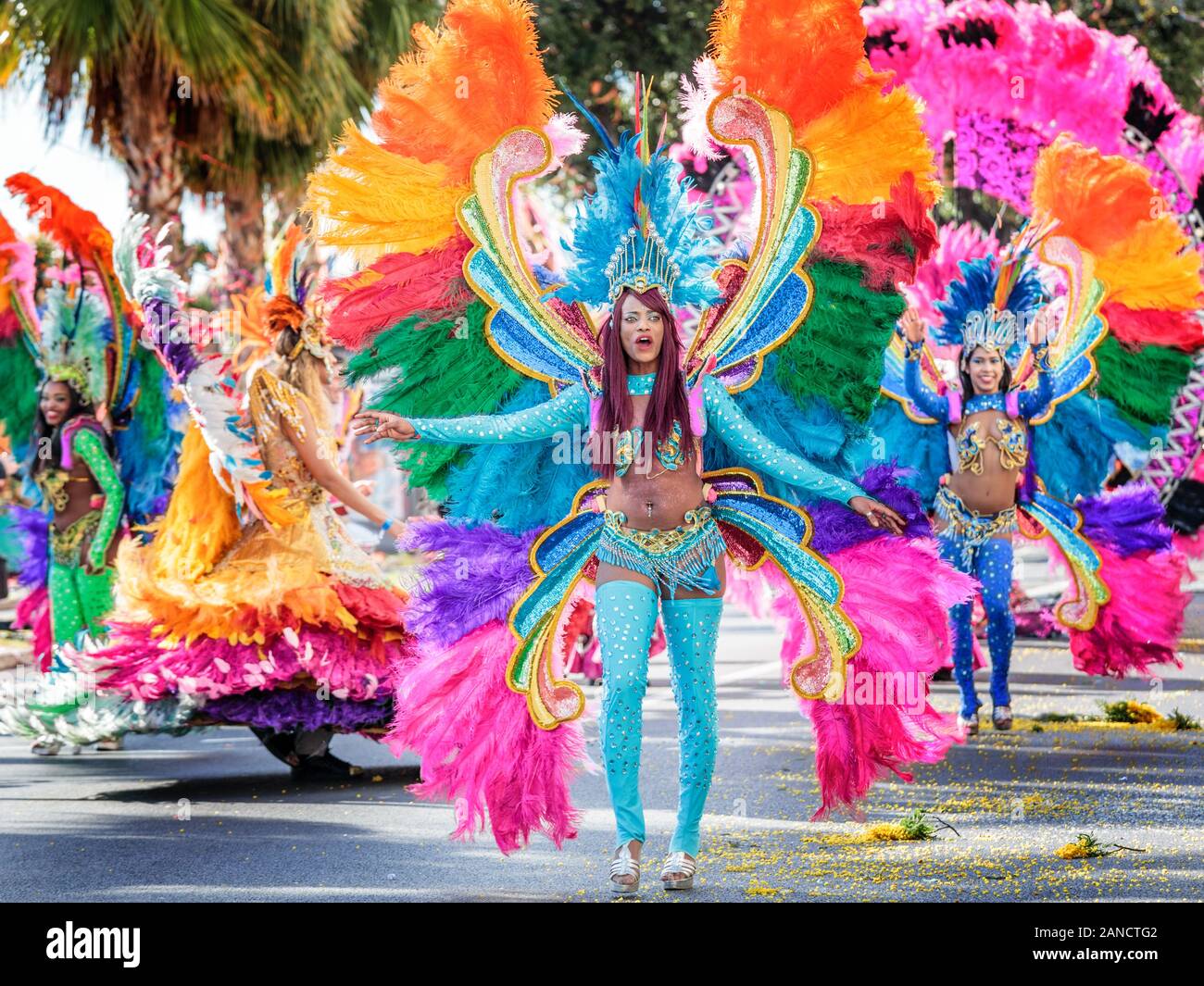 Darsteller in farbenfrohem Kostüm auf der Flower Parade, Nice Carnival, French Riviera, Cote d'Azur, Frankreich. Stockfoto