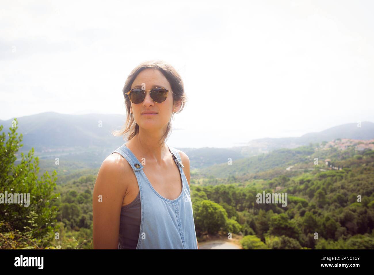 Junge hipster Frau mit Sonnenbrille Panorama bewundern. Matte Oberfläche Stockfoto