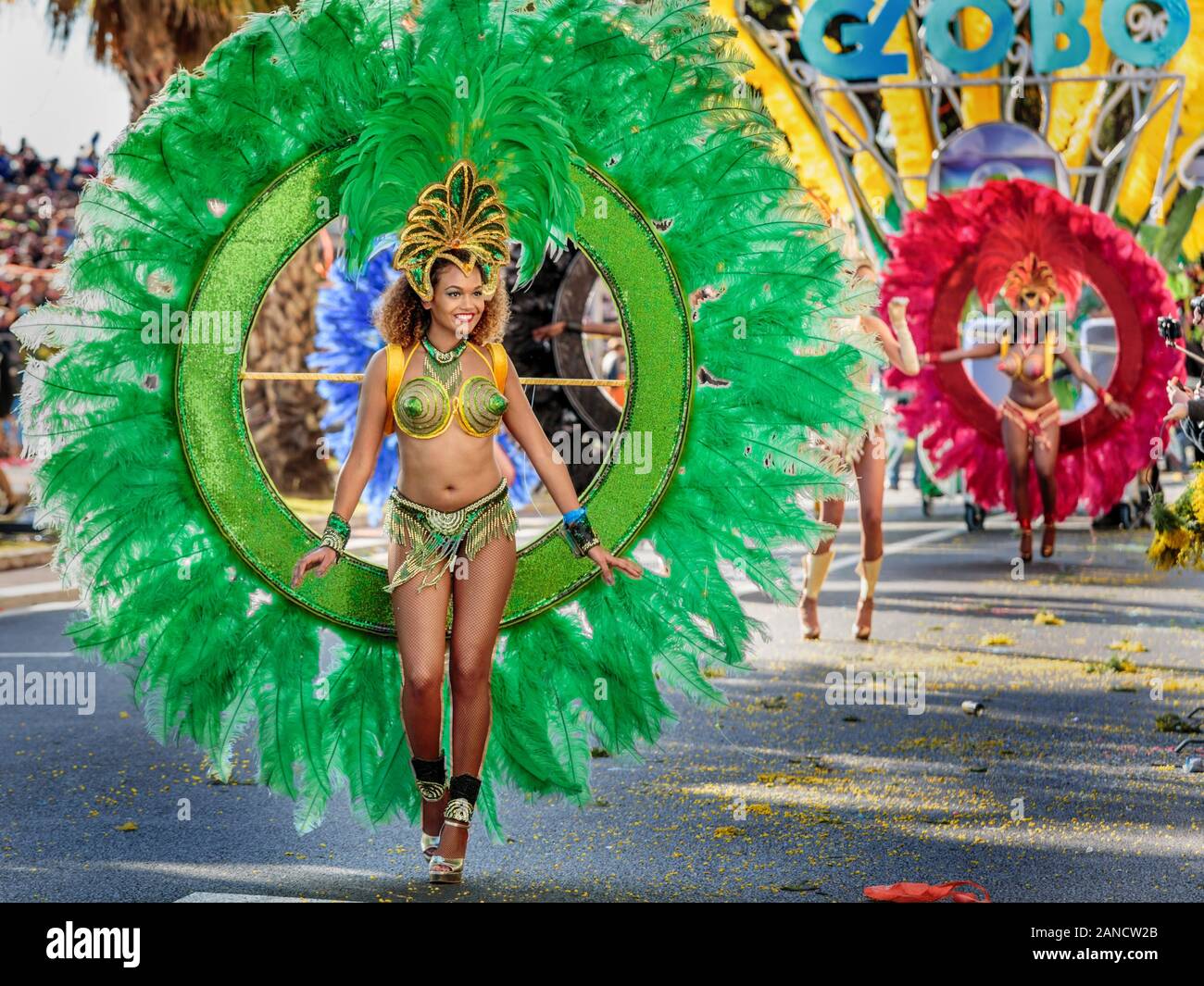 Darsteller bei der Flower Parade, Nice Carnival, French Riviera, Cote d'Azur, Frankreich. Stockfoto