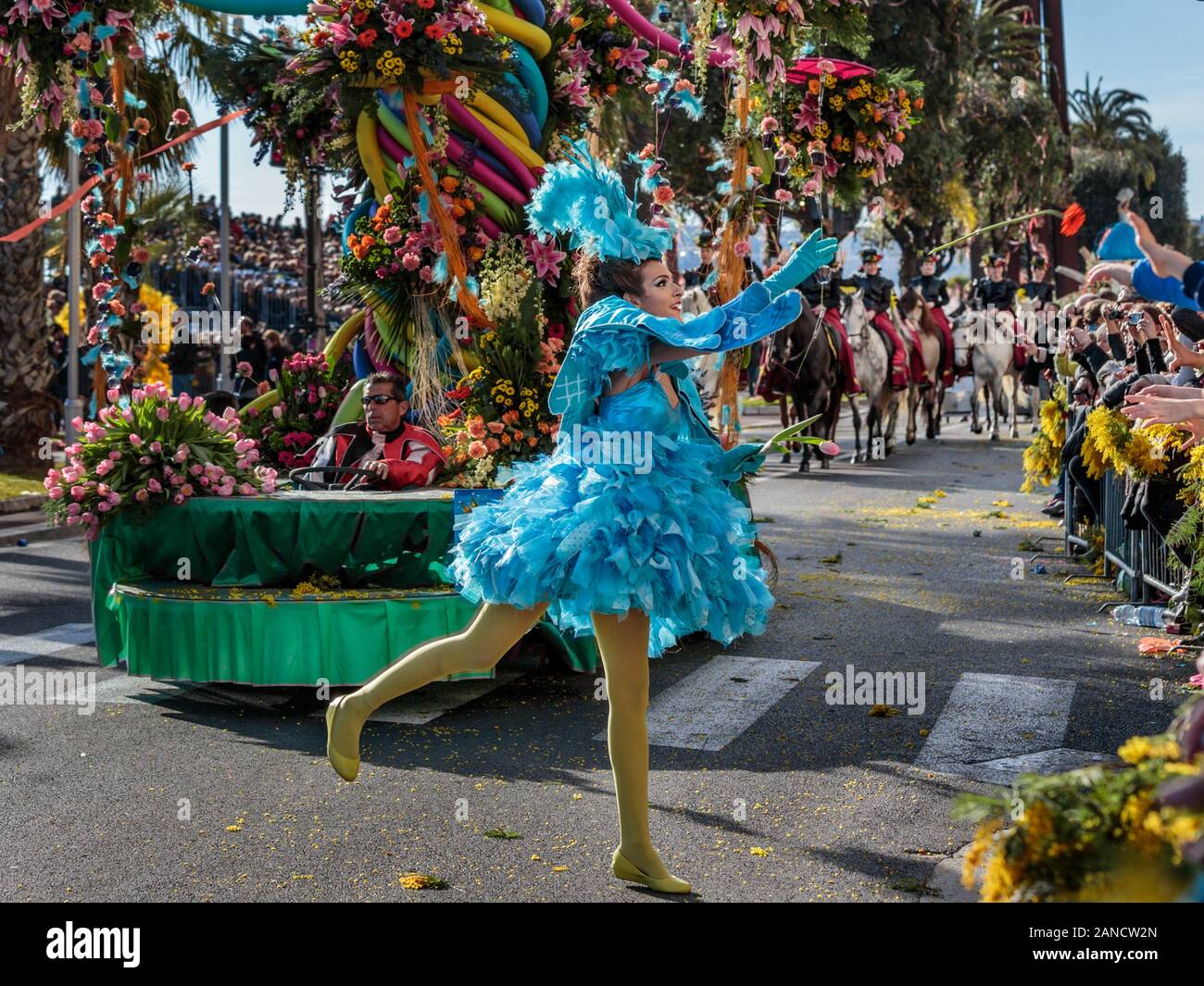 Künstler, die Blumen auf der Flower Parade, dem Karneval von Nizza, der französischen Riviera, der Cote d'Azur, Frankreich, in die Menge werfen. Stockfoto