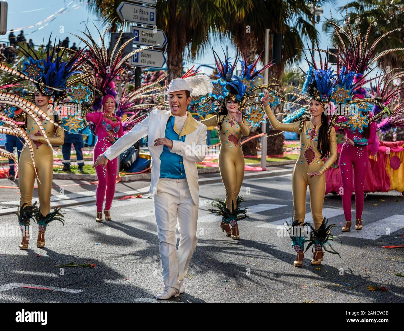 Samba-Tänzerinnen, Blumenparade, Karneval in Nizza, französische Riviera, Cote d'Azur, Frankreich. Stockfoto