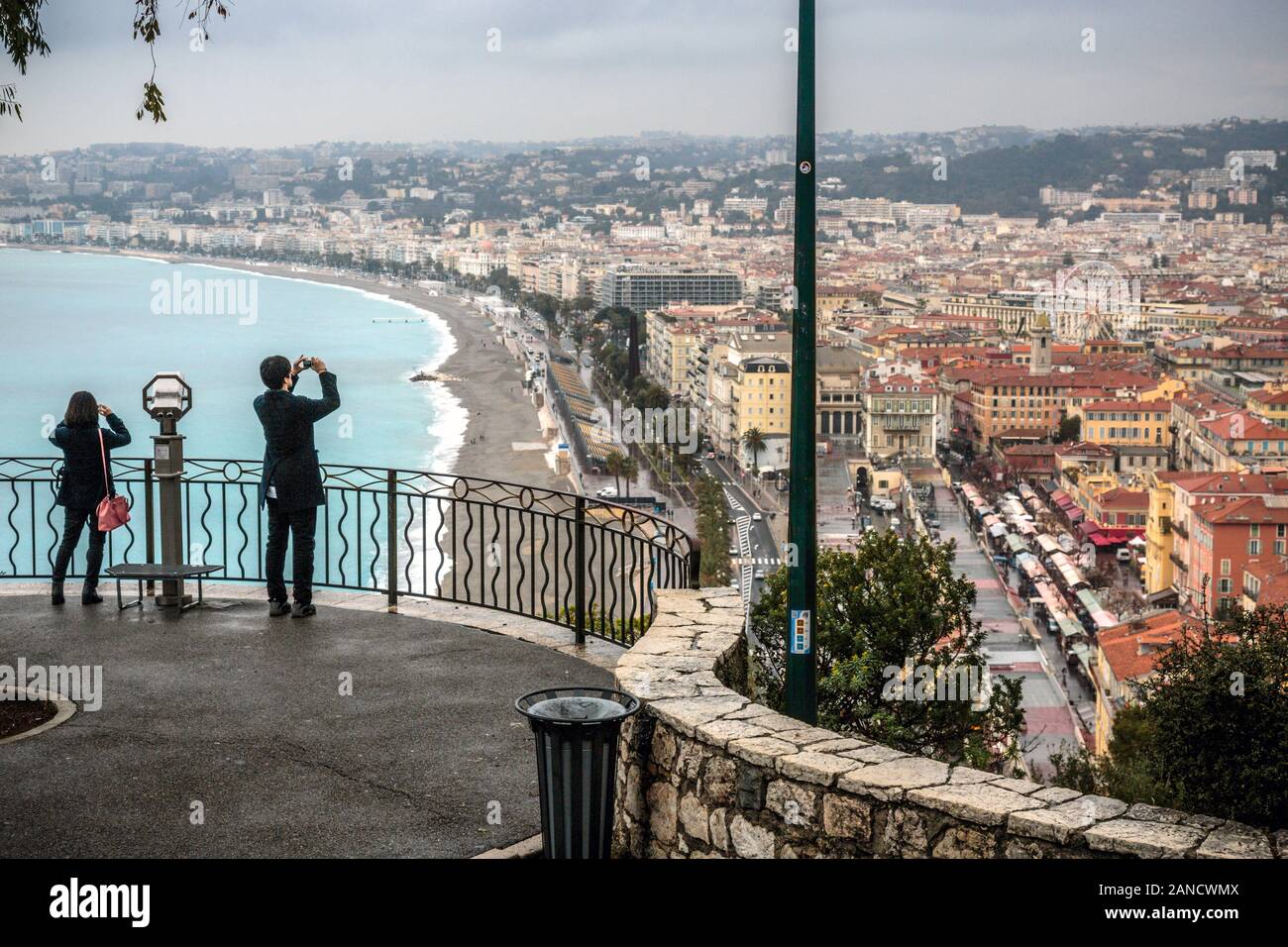 Touristen, die Fotos von einem Aussichtspunkt im Parc de la Colline du Chateau oder Castle Hill, Nizza, französische Riviera, Cote d'Azur, Frankreich machen. Stockfoto