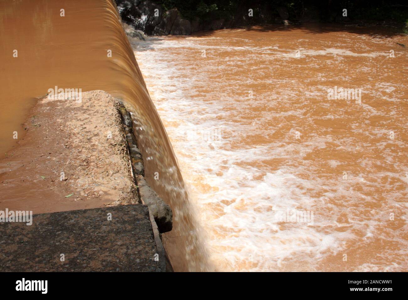 Muddy Waters nach starkem Regen. Hollins Mühle Damm in Lynchburg, VA, USA. Stockfoto