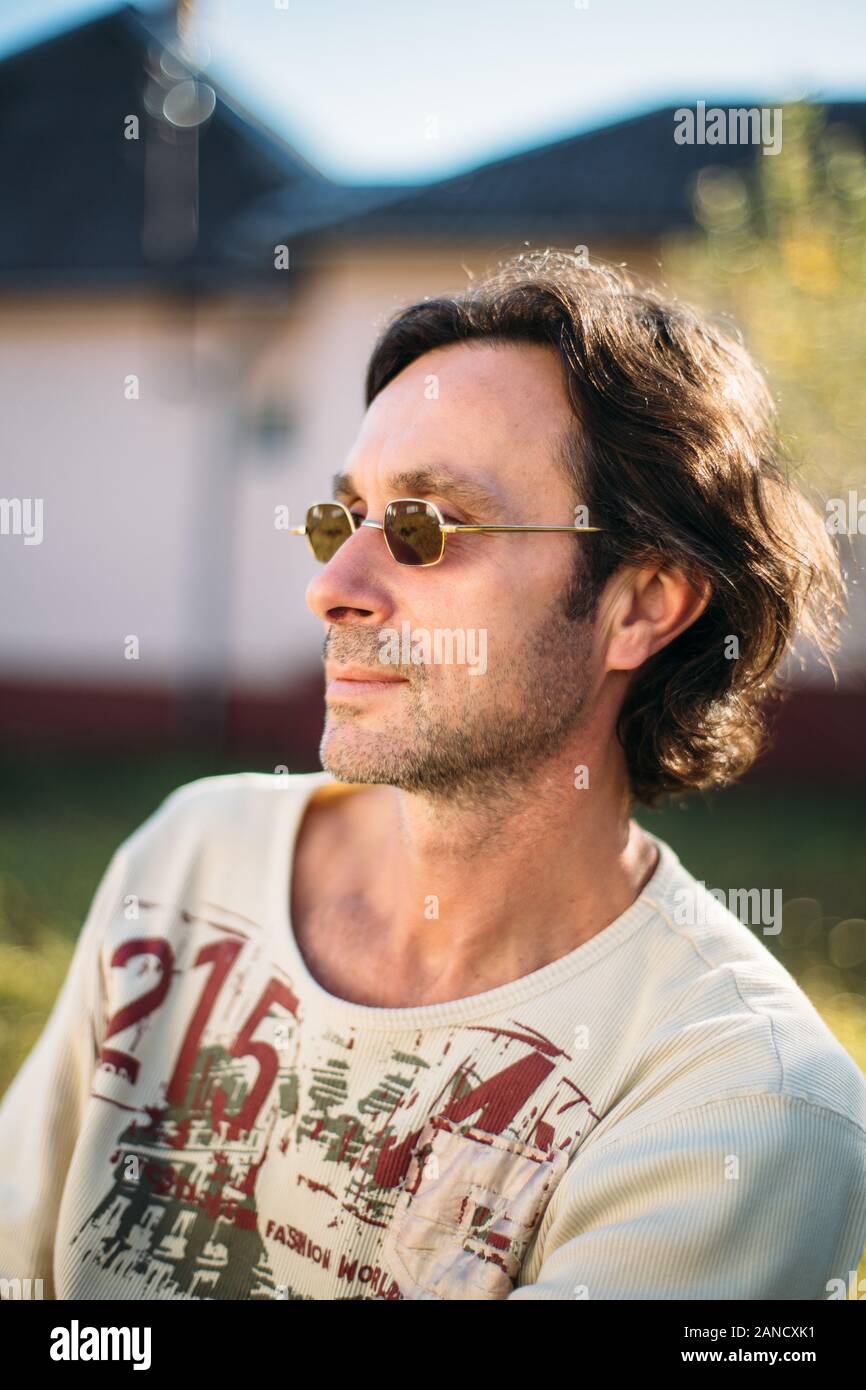 Nahaufnahme Porträt des reifen Mannes mit Sonnenbrille Stockfoto
