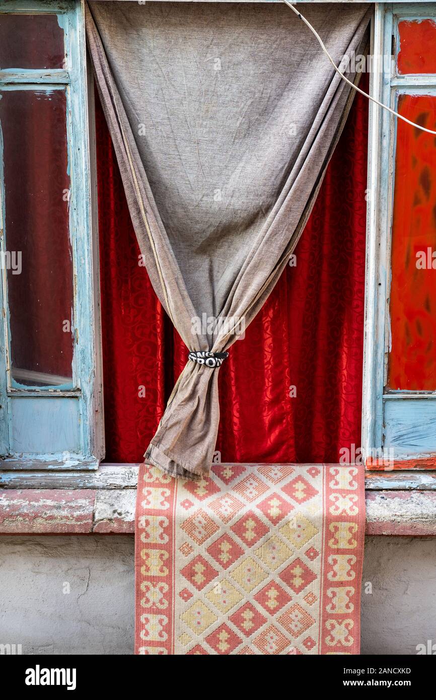 Teppich hängt aus einem alten bunten Fenster in Istanbul Stockfoto