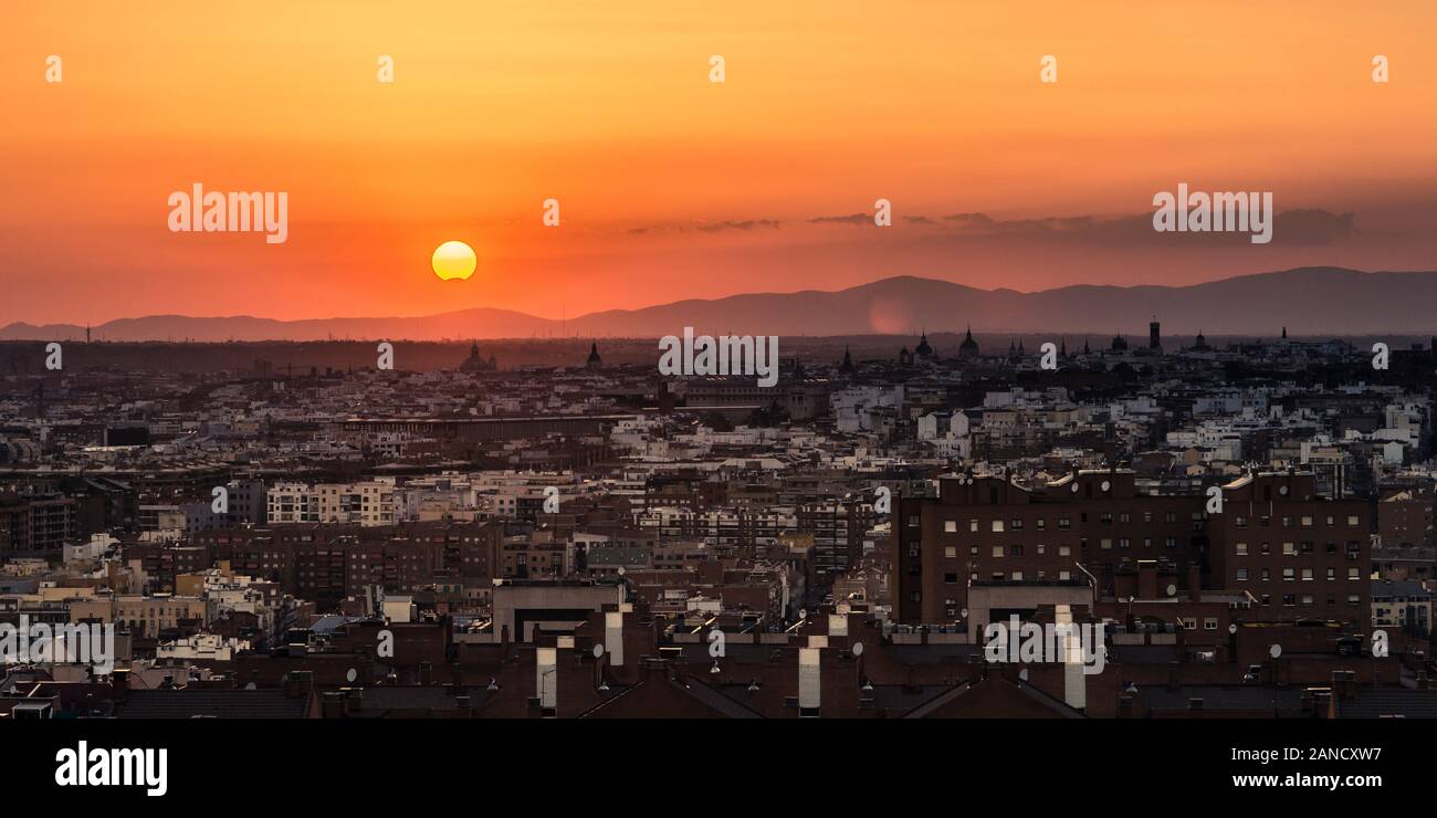 Sonnenfinsternis über der Skyline von Madrid bei einem warmen Sommeruntergang Stockfoto