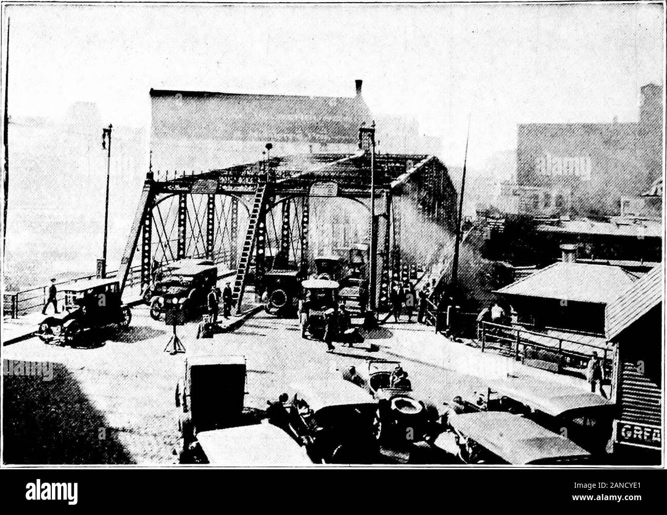 Der lokale Verbesserungen: Die Stadt Chicago. West 12th Street an der Ashland Avenue; Blick nach Osten; nach der Erweiterung 108 Fuß in der Breite. 13. Alte Rush Street Bridge. Alles, was bleibt, der ist es jetzt eine Erinnerung. Stockfoto