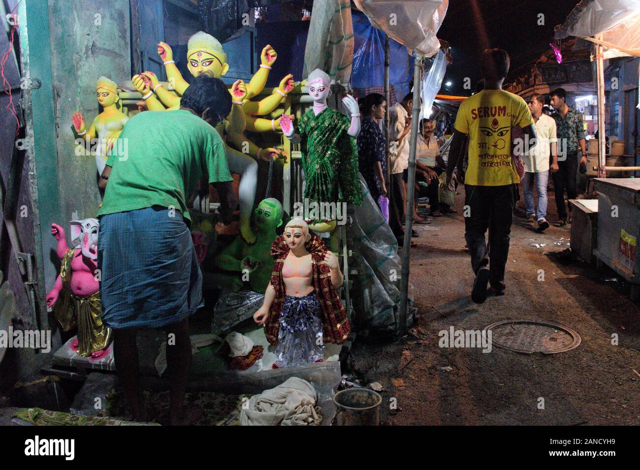 Das Idol ist, seinen letzten Schliff in seinem Studio. Durga Puja ist einer der beliebtesten Festivals gefeiert in West Bengalen und insbesondere in Stockfoto
