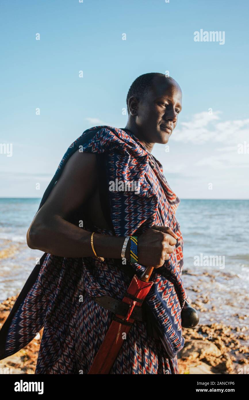 Maasai Krieger mit einem traditionellen Messer, das an einem Gürtel befestigt ist Stockfoto