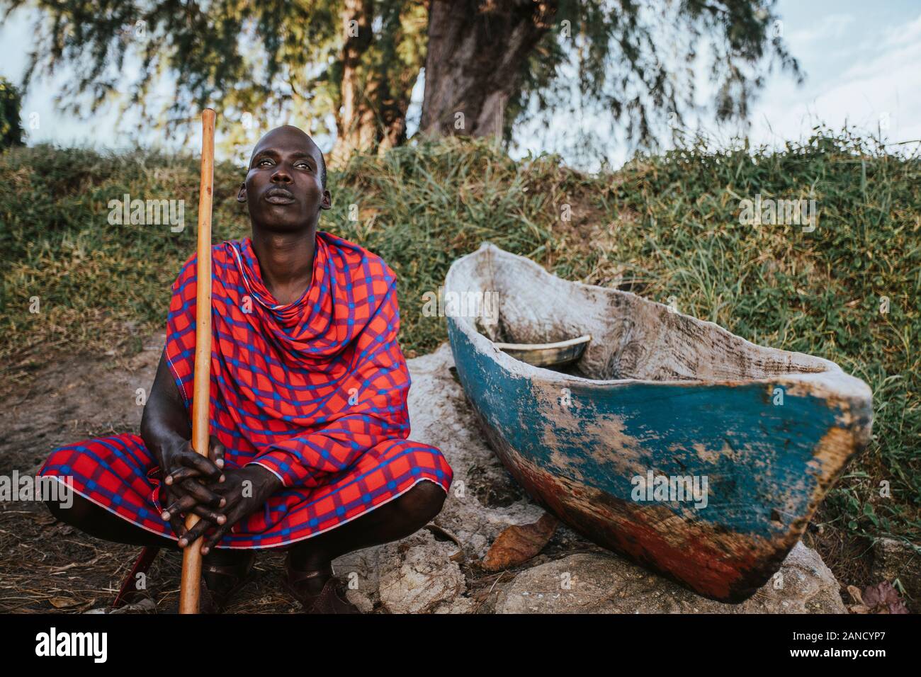 Maasai Mann am Strand vor dem Meer Stockfoto