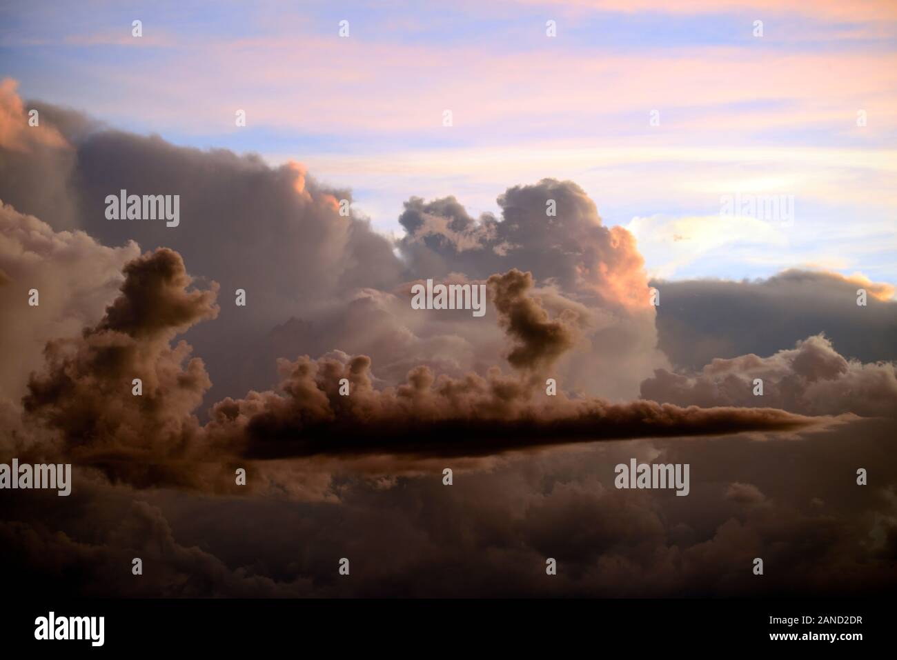 Dramatische stürmischen Himmel, Himmel, Sturm, Gewitter, Regen, Sommer, Etosha National parl, Namibia, RM Afrika Stockfoto