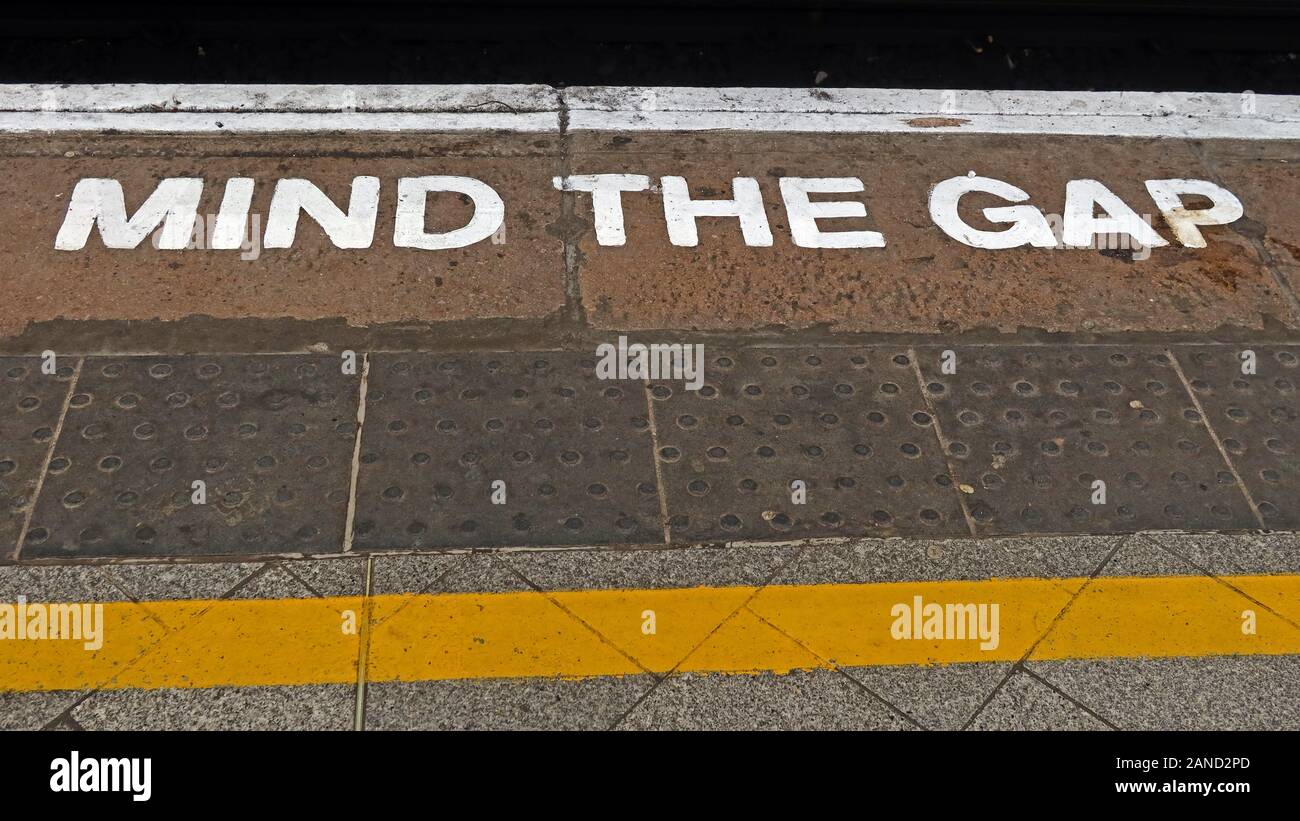 Die Lücke, MindTheGap zeichen Verstand, Bahnhof Plattform, England, Großbritannien Stockfoto