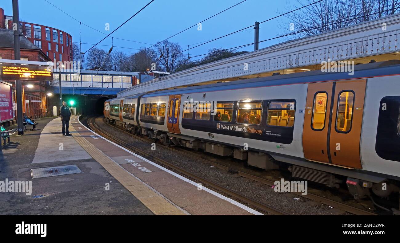 West Midlands Eisenbahn, Zug an Plattform, Sutton Coldfield, West Midlands, England, UK, B73 6AQ Stockfoto