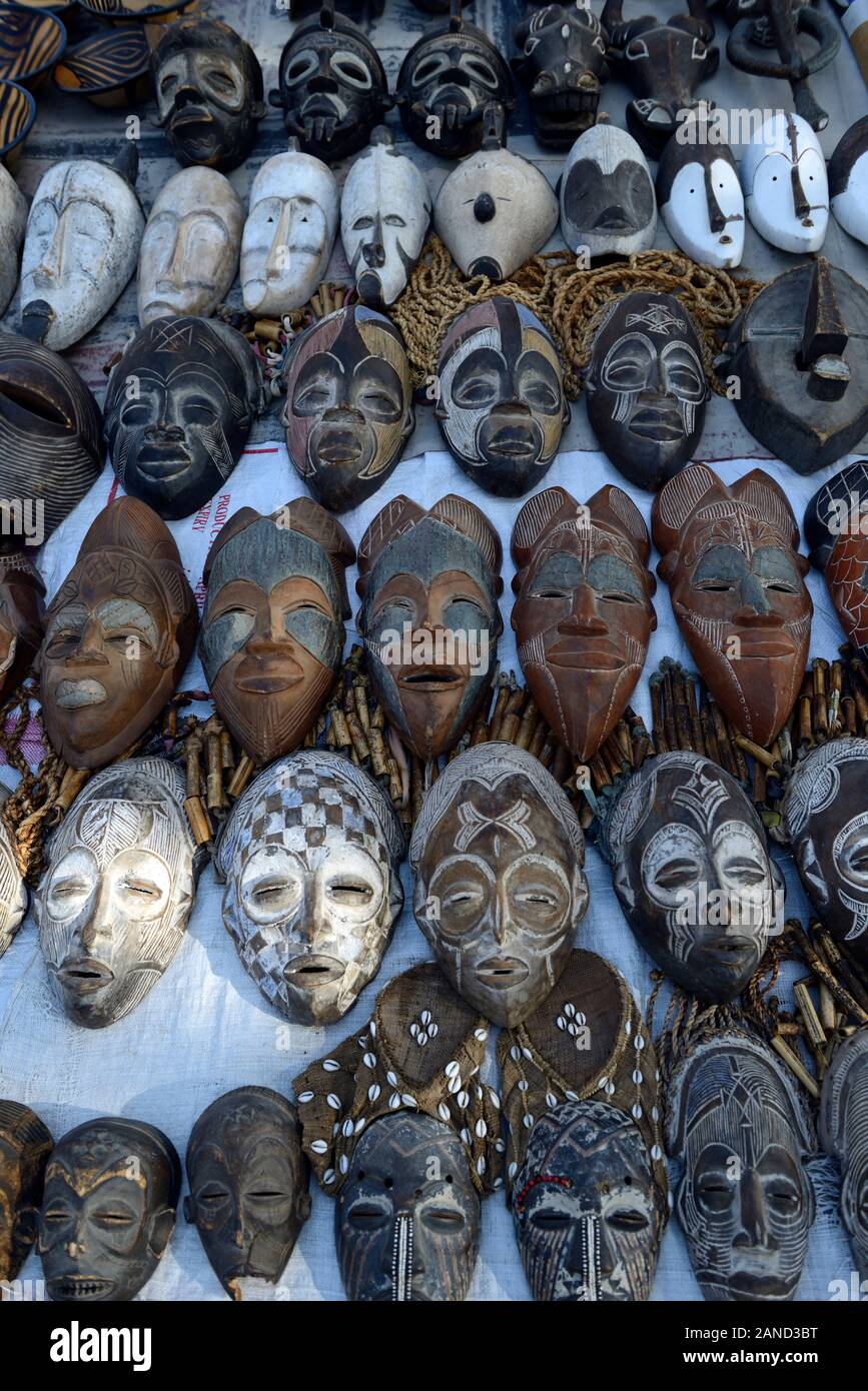 Tribal Gesichtsmasken, afrikanische Maske, Parkett, Holz, Masken, hölzernen  Gesichtsmasken, zum Verkauf, zu verkaufen, zum Verkauf, Markt, Märkte,  Markt, Swakopmund, Namibia, RM Afrika Stockfotografie - Alamy