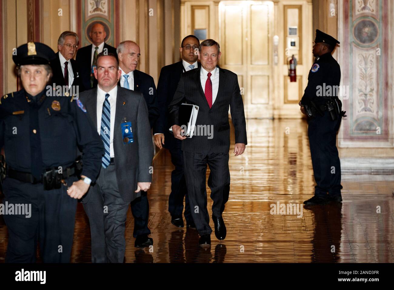 Washington, USA. 16 Jan, 2020. Us-Chief Justice John Roberts (2. R) Spaziergänge durch die Hallen der US-Senat nach der Vereidigung, die für den Senat ein Amtsenthebungsverfahren gegen Präsident Donald Trump, in Washington, DC, USA, Jan. 16, 2020. Us-Chief Justice John Roberts wurde am Donnerstag nachmittag auf dem Senat, für die lang erwartete Amtsenthebungsverfahren gegen US-Präsident Donald Trump, der dritte Präsident in der Geschichte der USA vereidigt eine solche Studie in der oberen Kammer zu stellen. Credit: Ting Shen/Xinhua/Alamy leben Nachrichten Stockfoto