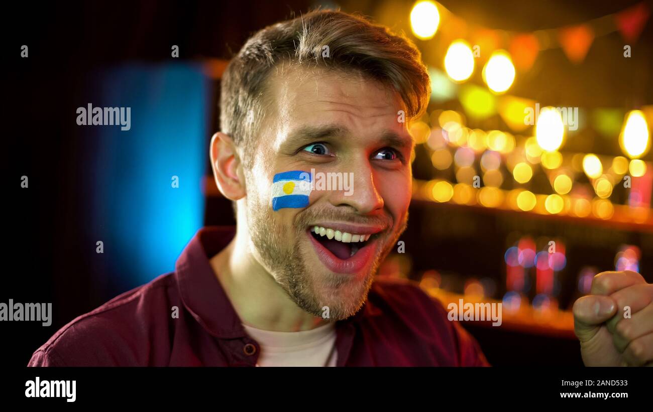 Fußball-Fan mit argentinischer Flagge auf die Wange Happy Team gewinnen Wettbewerb lackiert Stockfoto